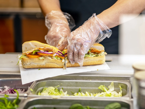 Preparing sandwich